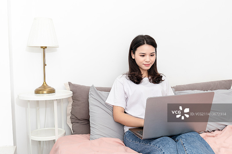 一名居家办公的中国年轻女性图片素材