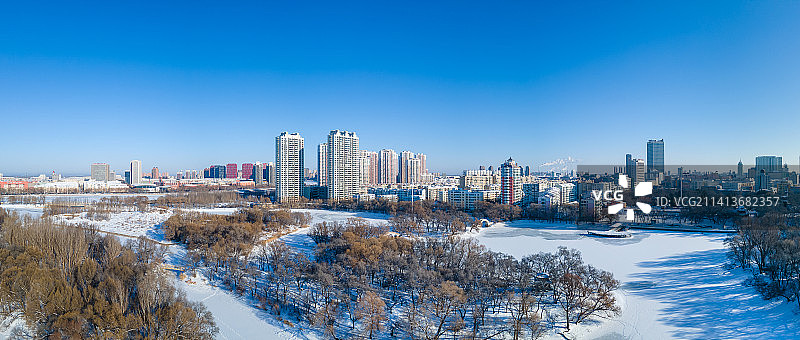 黑龙江省齐齐哈尔市龙沙公园劳动湖航拍雪景图片素材