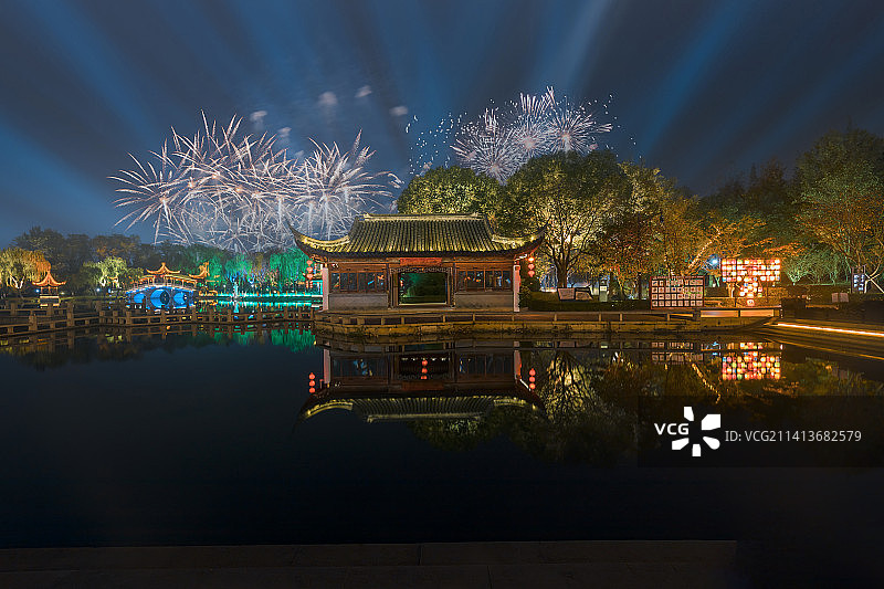 浙江省嘉兴市嘉善县江南水乡西塘古镇夜晚烟花秀图片素材