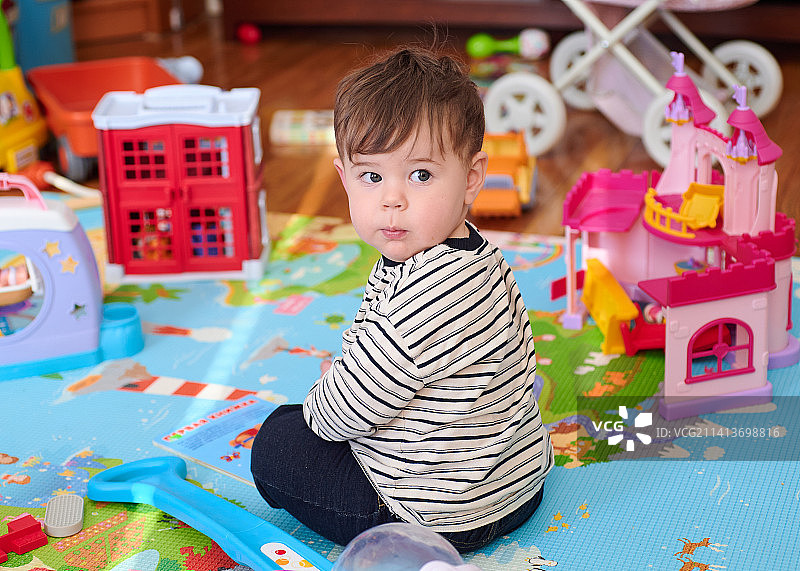 可爱的小宝宝在儿童房里玩耍，美国纽约图片素材