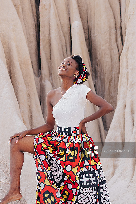 在月亮瞭望台树干旁的女子，贝拉斯，安哥拉图片素材