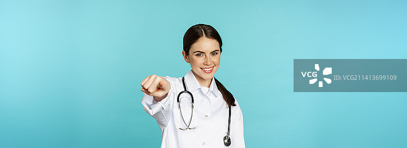 年轻的职业女医生展示OK手势图片素材