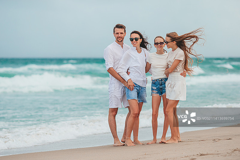 年轻父母和两个孩子图片素材