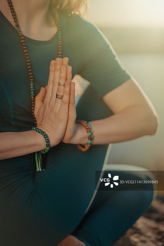 练习瑜伽的女人，在高山上独自做出合十礼图片素材