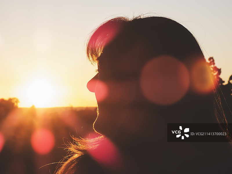 法国日落时分：天空下年轻男人的剪影特写图片素材