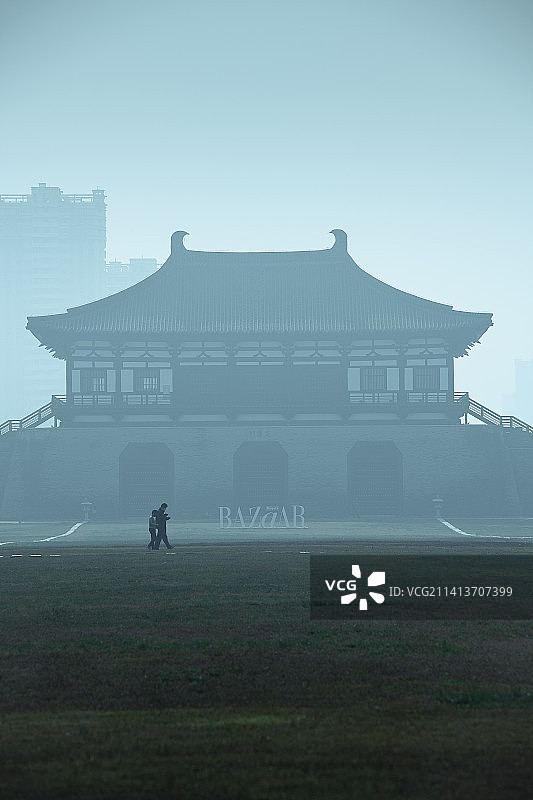 大雾中的定鼎门图片素材