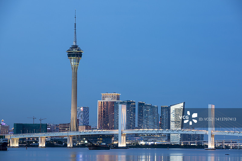 海边眺望灯光照亮澳门塔葡京酒店城市建筑夜景图片素材