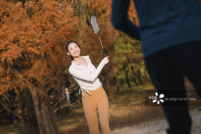 情侣在公园打羽毛球图片素材