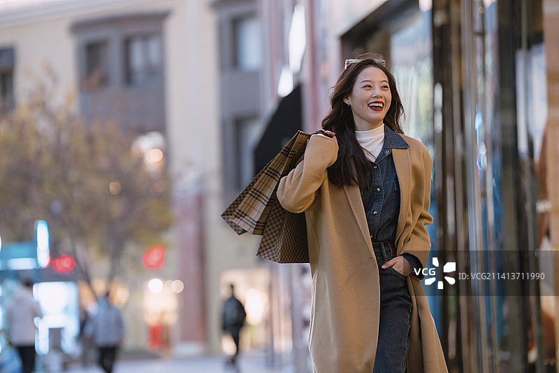 年轻女人逛街购物图片素材