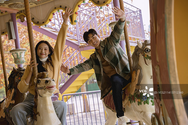 情侣在游乐场玩耍图片素材