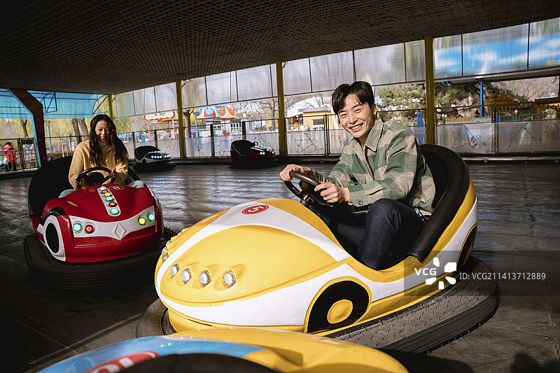 情侣在游乐场玩耍图片素材