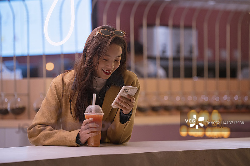 年轻女人在奶茶店等待图片素材