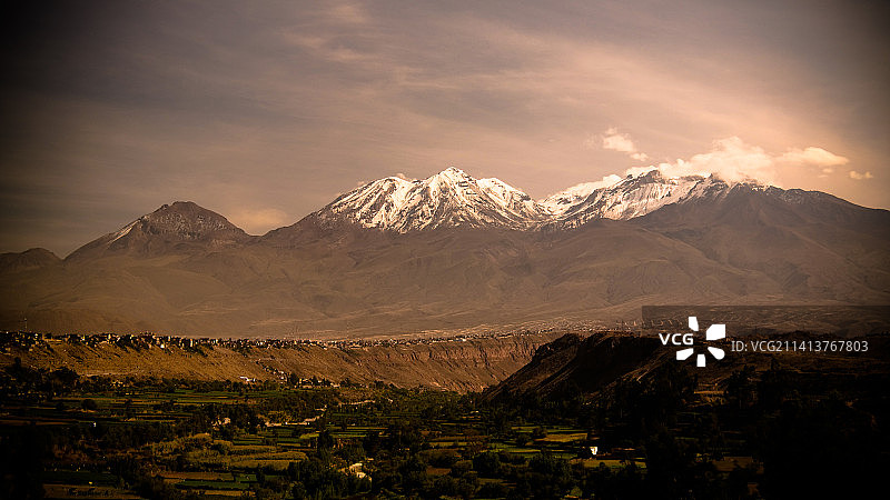 秘鲁阿雷基帕，从亚纳瓦拉观景点看查查尼山和阿雷基帕市全景图片素材