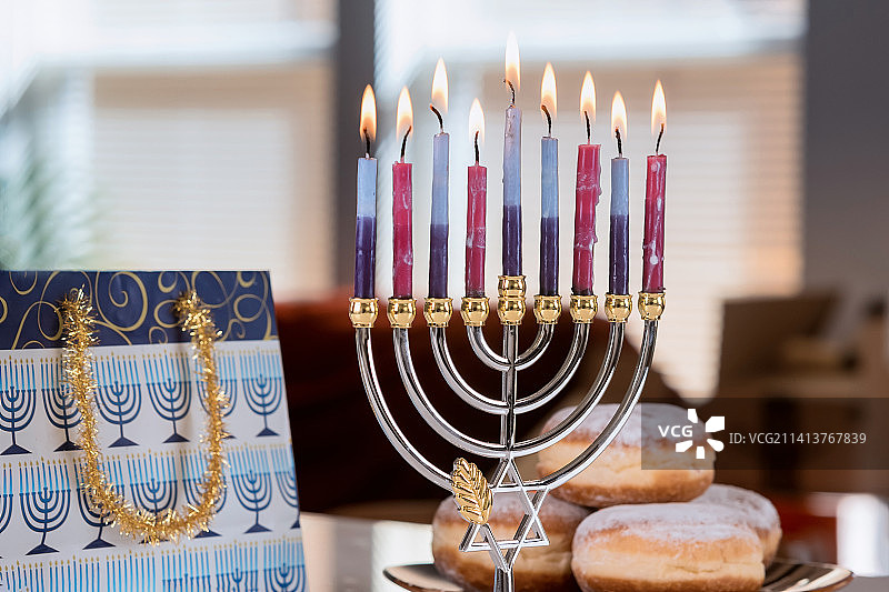 光明节烛台和蜡烛，背景是散焦灯光图片素材