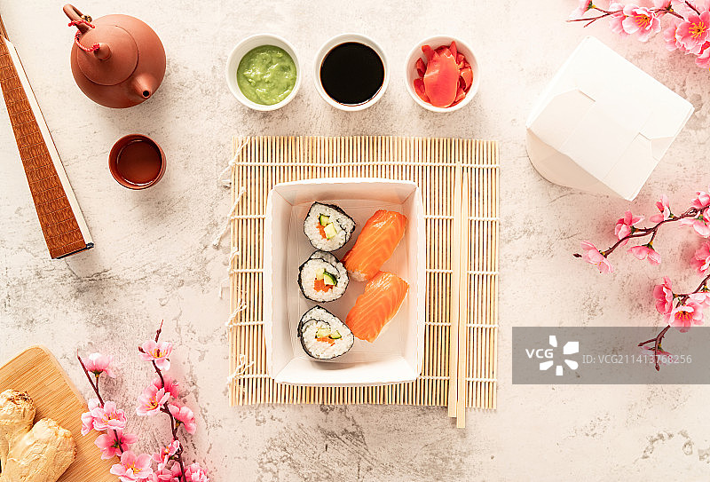 中国北京：一次性牛皮纸盒寿司套餐图片素材