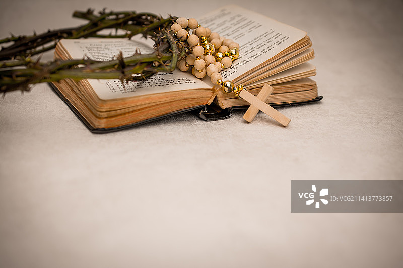 《圣经》与念珠照片，英国图片素材