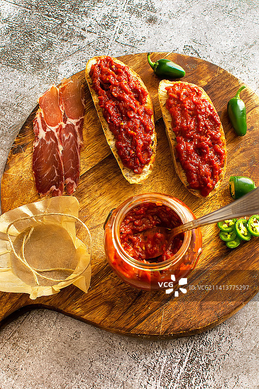 涂抹自制番茄酱的面包片，产自保加利亚图片素材