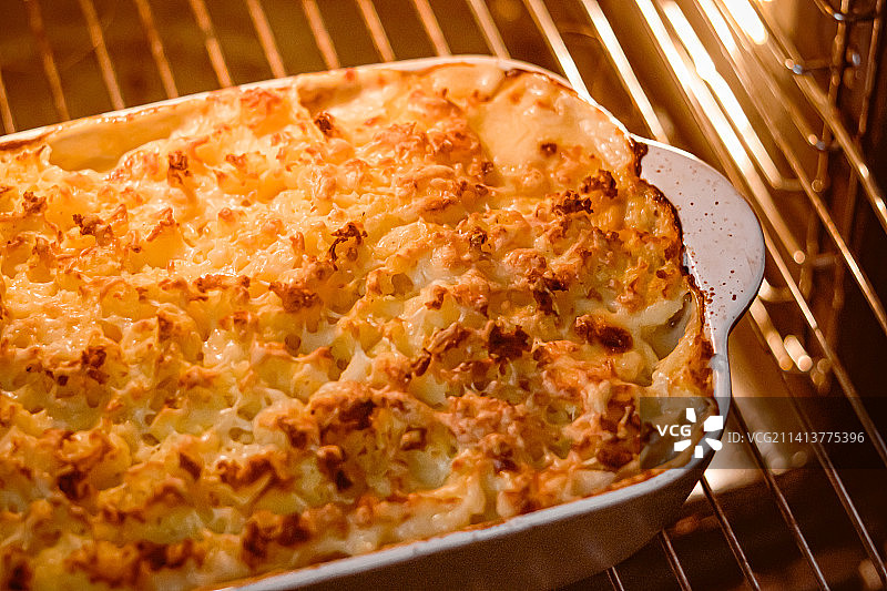 烹饪舒适食品和传统英式菜肴：烤鱼派图片素材