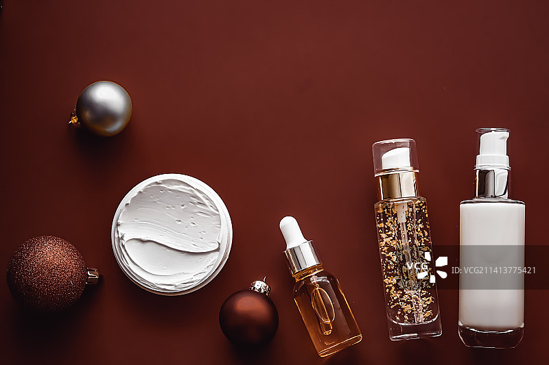 俯视拍摄：桌上的美容产品图片素材