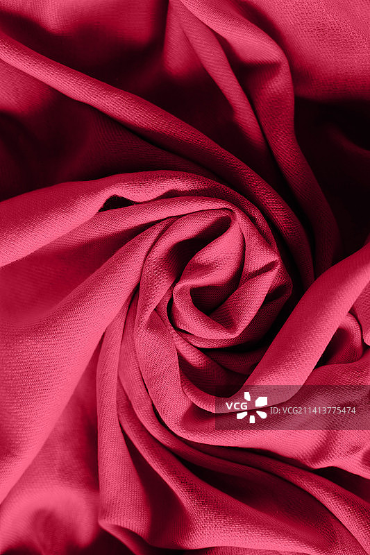 2023年度流行色 Viva Magenta 褶皱面料背景（哈萨克斯坦）图片素材