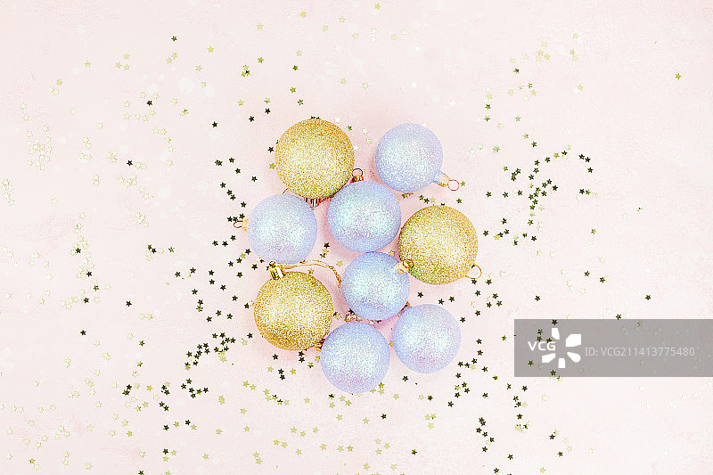 克罗地亚普拉，白色背景上的装饰球的俯视角度图片素材