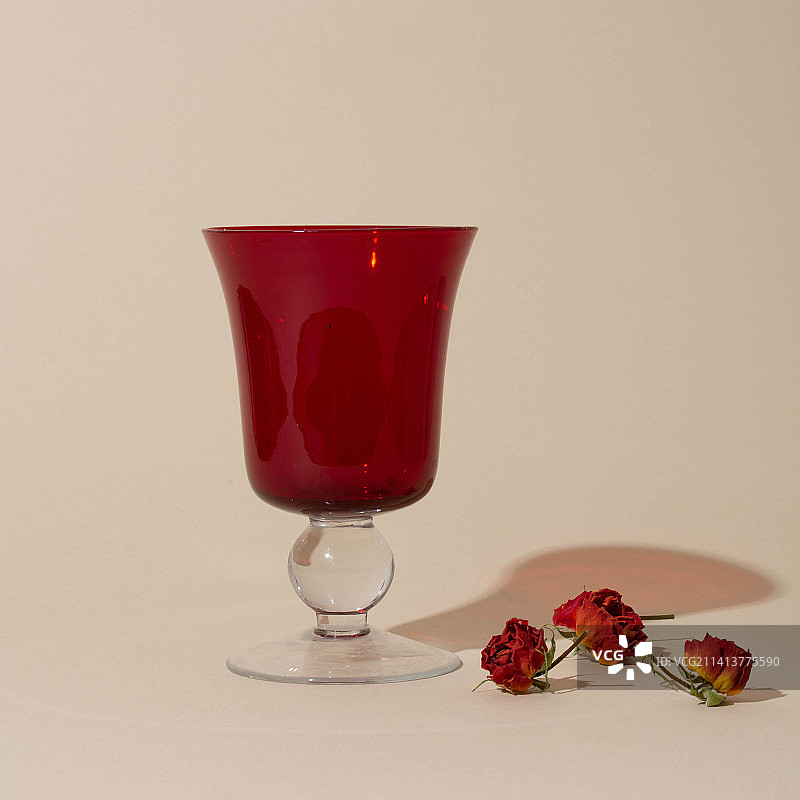 站立的葡萄酒杯和红玫瑰，塞尔维亚诺维萨德图片素材