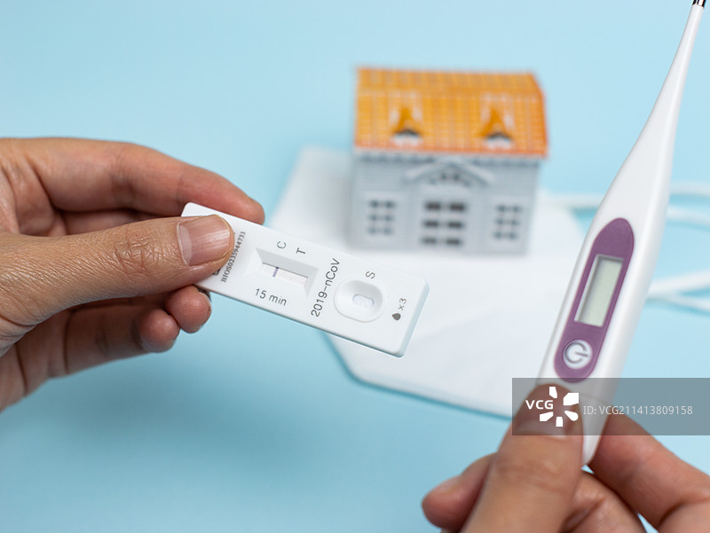 居家隔离核酸抗原检测试剂感冒药发烧图片素材