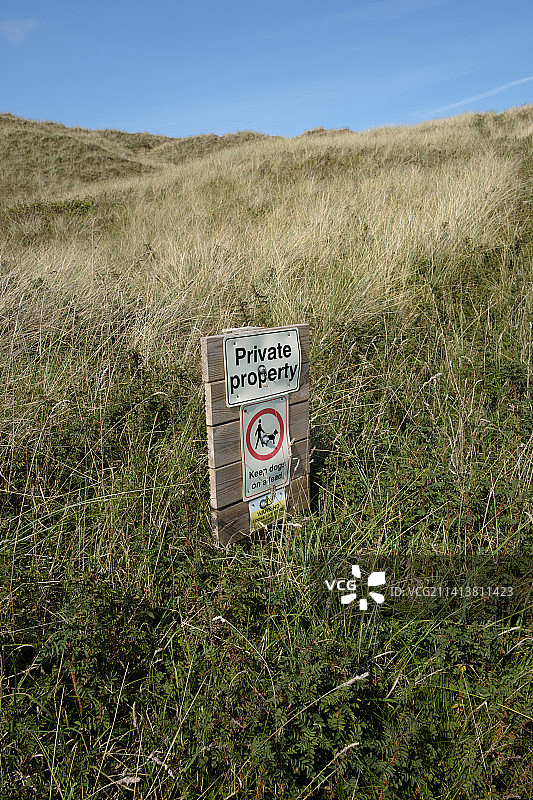 带有警告标志的海岸沙丘图片素材