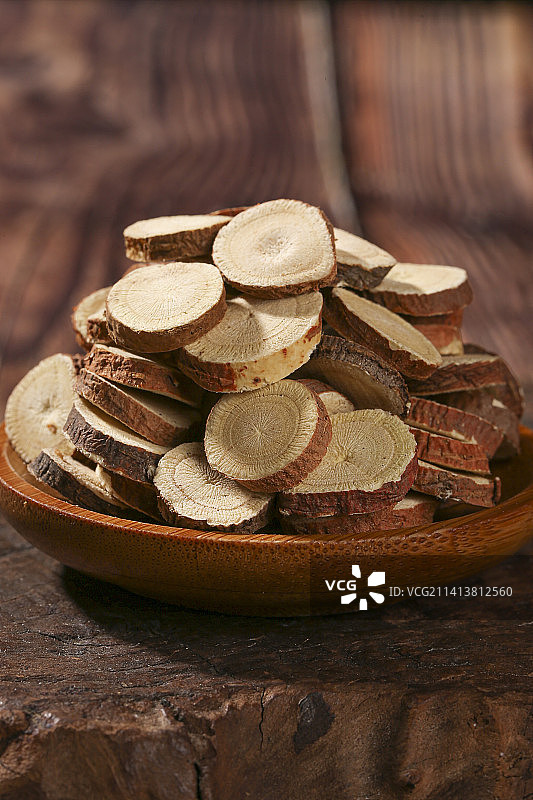 木底上的甘草片图片素材