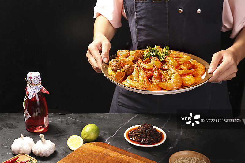 深底上的干锅大虾图片素材