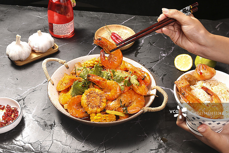 深底上的干锅大虾图片素材