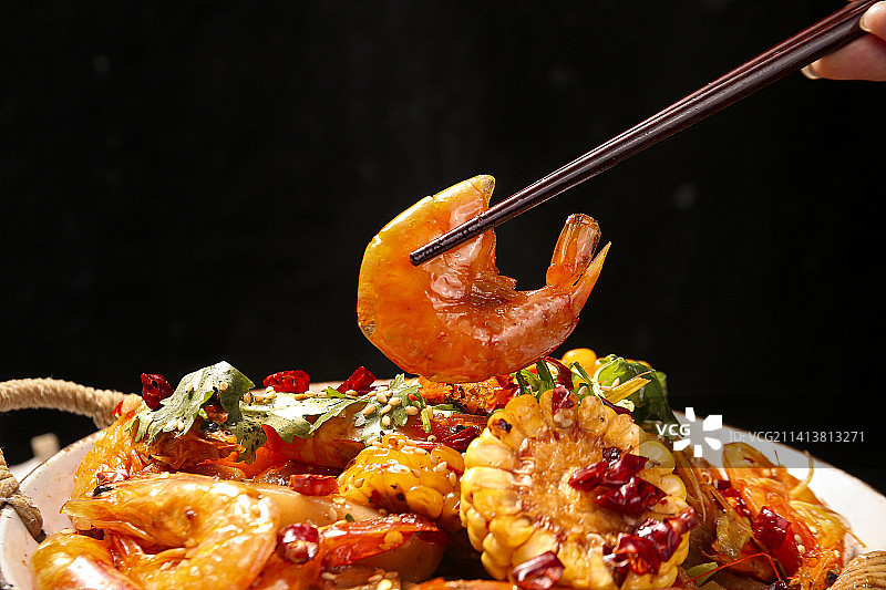 深底上的干锅大虾图片素材