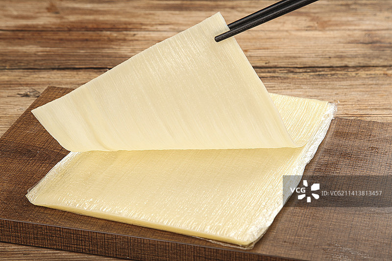 木底上的冷面皮图片素材