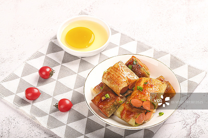 浅底上的烤冷面图片素材