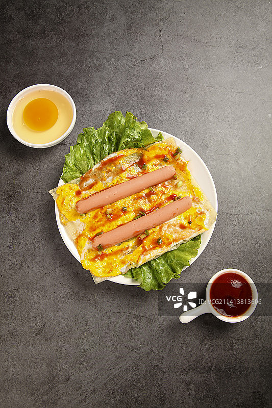 深底上的烤冷面卷图片素材