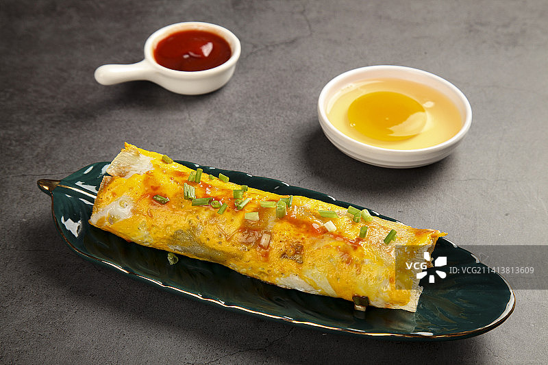 深底上的烤冷面卷图片素材