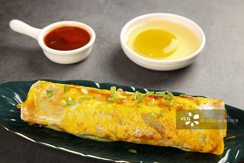 深底上的烤冷面卷图片素材