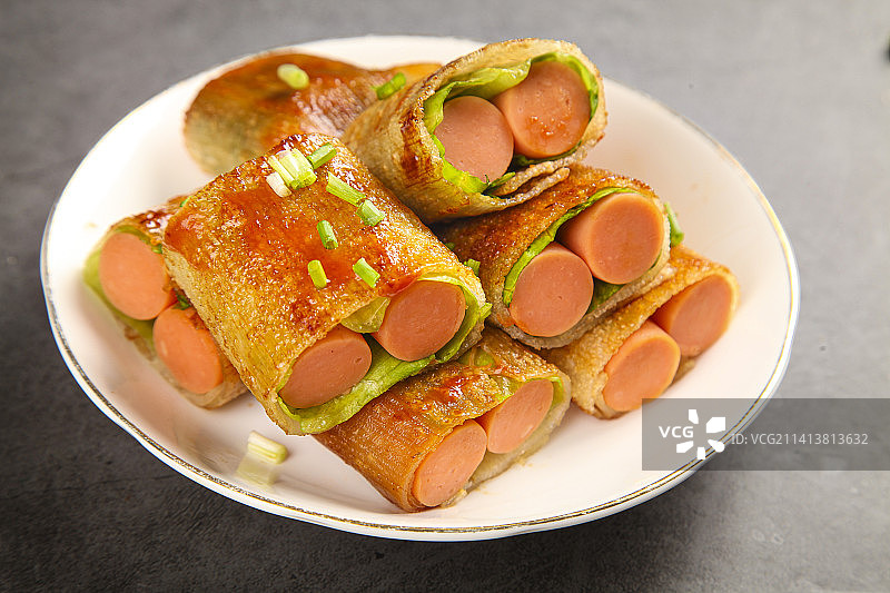 深底上的烤冷面卷图片素材