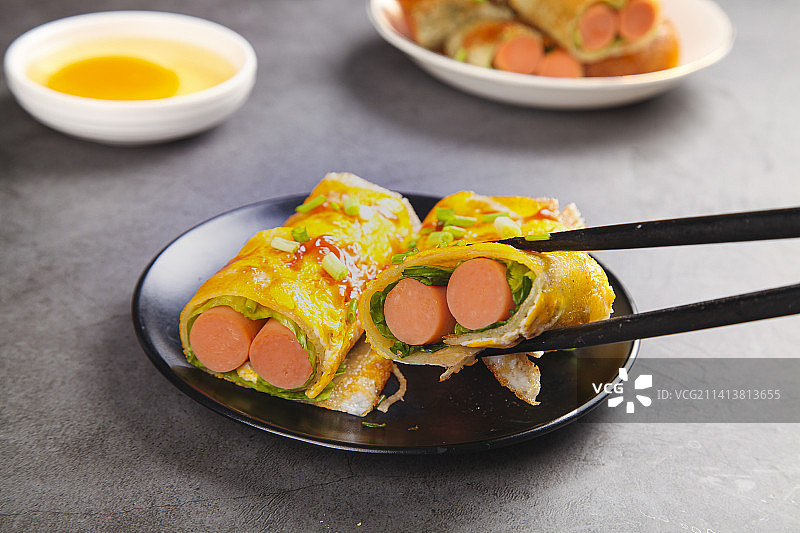 深底上的烤冷面卷图片素材