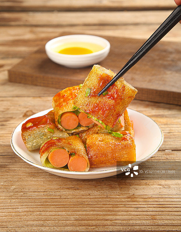 深底上的烤冷面卷图片素材