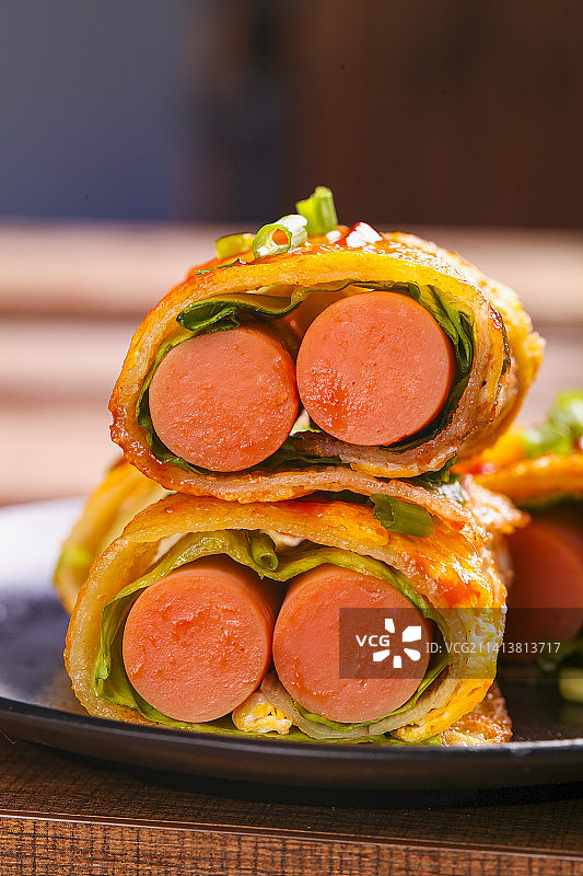 深底上的烤冷面卷图片素材