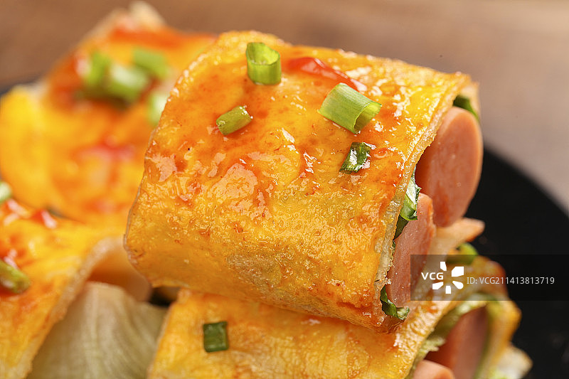 深底上的烤冷面卷图片素材