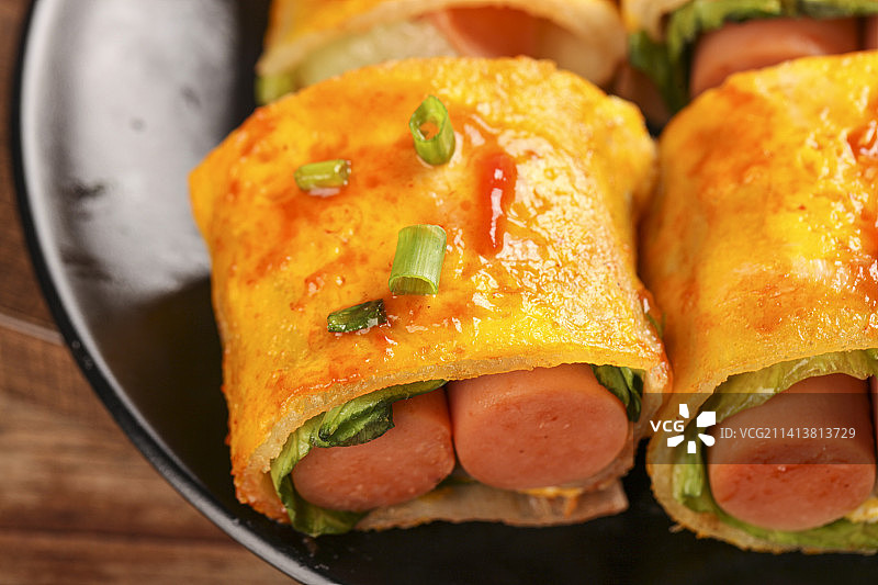 深底上的烤冷面卷图片素材