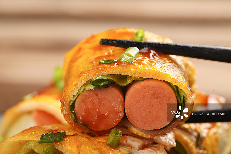 深底上的烤冷面卷图片素材