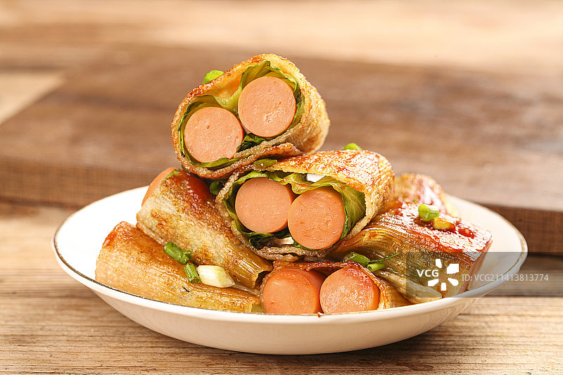 深底上的烤冷面卷图片素材