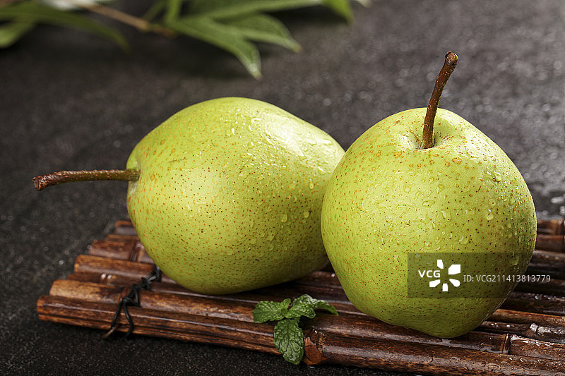 深底上的新鲜早酥梨图片素材