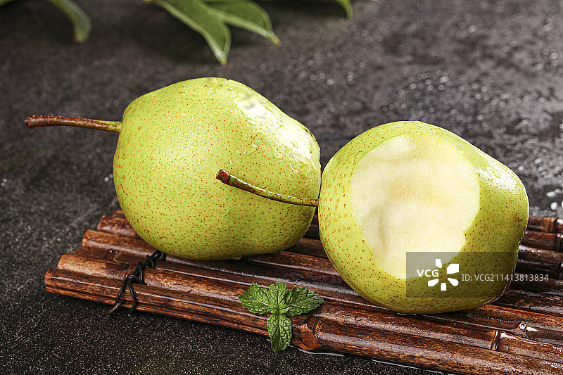 深底上的新鲜早酥梨图片素材