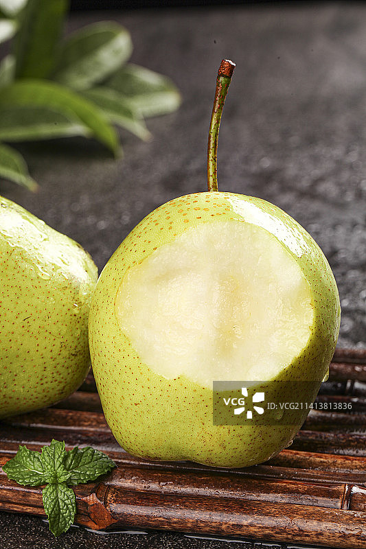 深底上的新鲜早酥梨图片素材