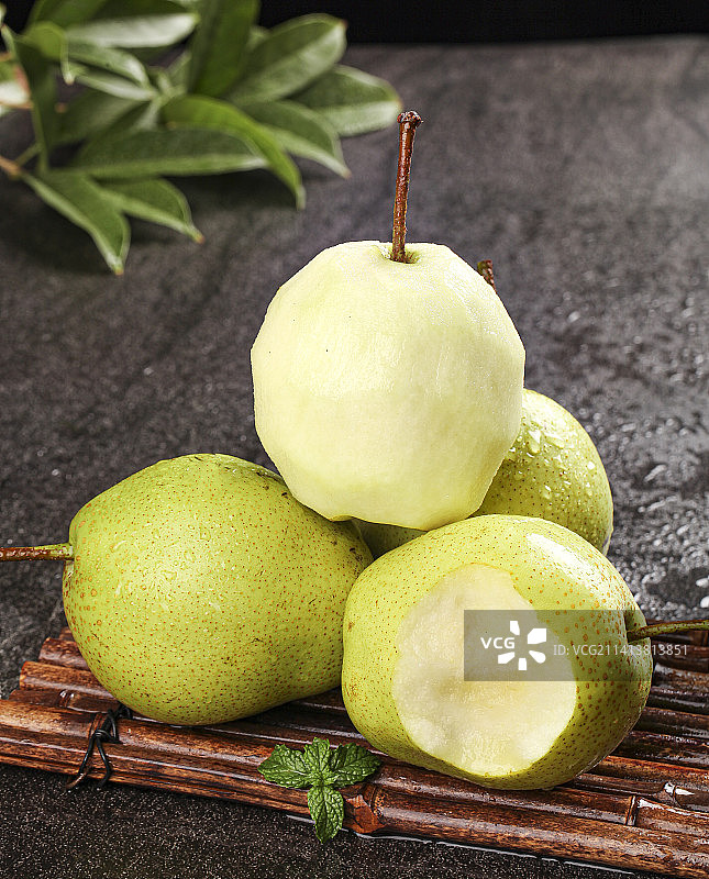 深底上的新鲜早酥梨图片素材