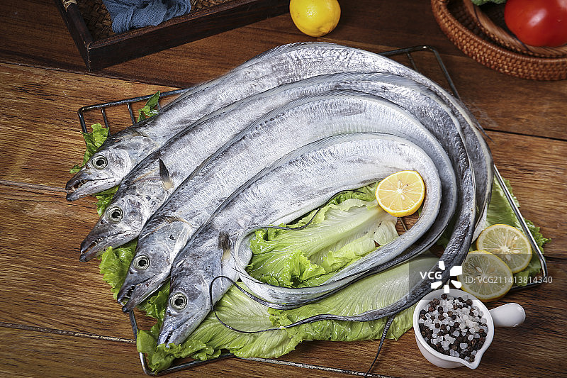 深底上的新鲜带鱼图片素材